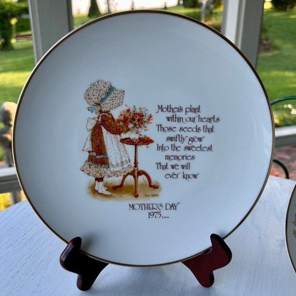 SET/2 HOLLY HOBBIE, MOTHER’S DAY PLATES. 1975 & 1978 COMMEMORATIVE EDITIONS. - Picture 6 of 8